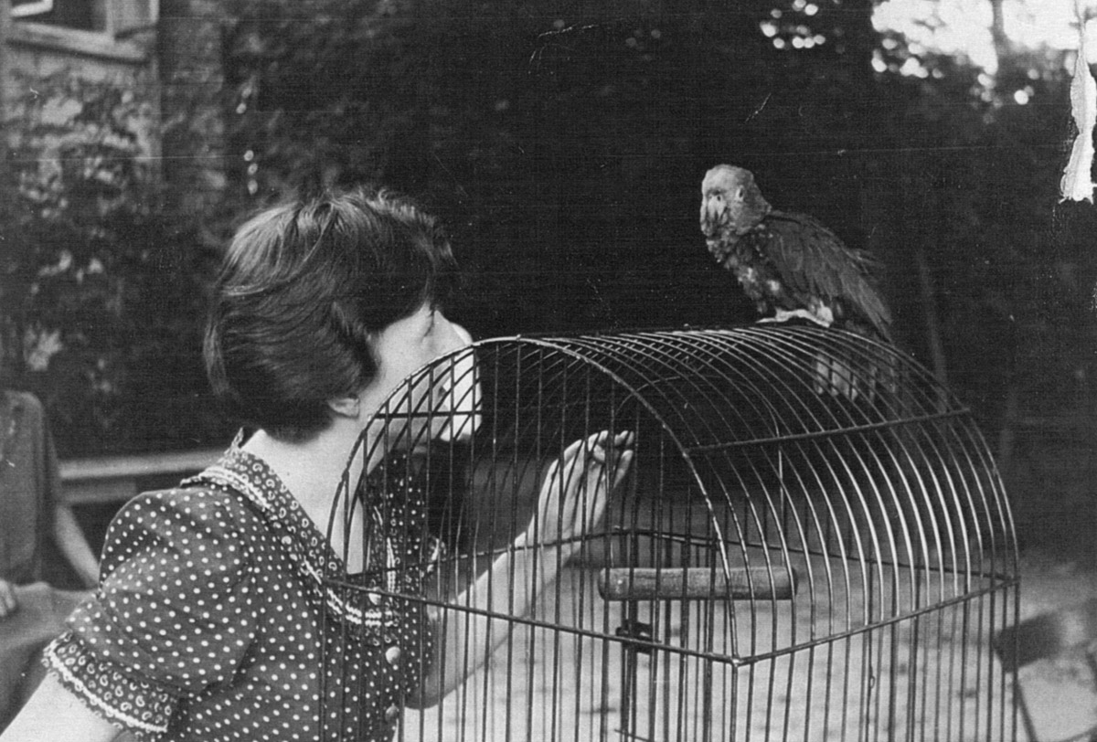 Gertrud Schievink, die Tochter des Haus, mit Papagei Lora in den 50er-Jahren