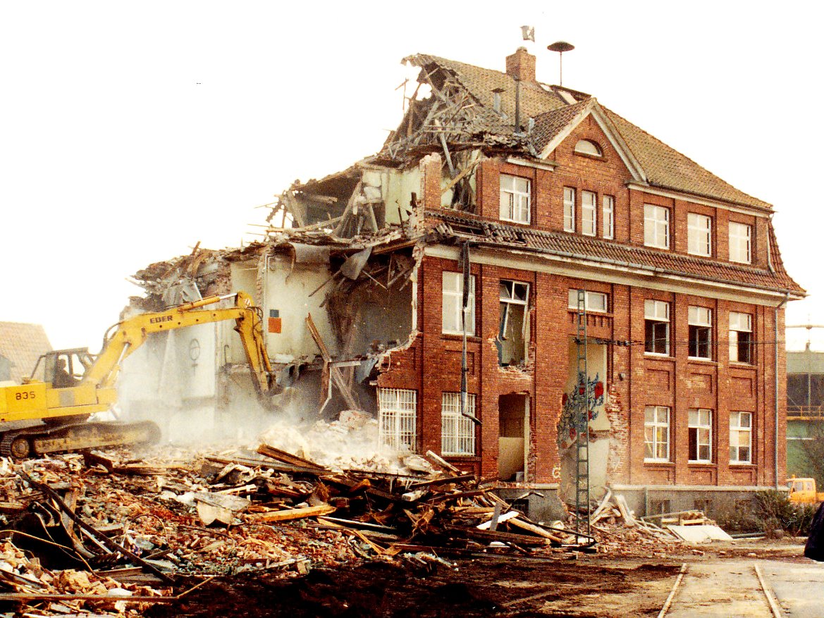 Abb. 4.: Direkt nach der Räumung erfolgte der Abriss des Gebäudes. (Stadtarchiv Lingen)