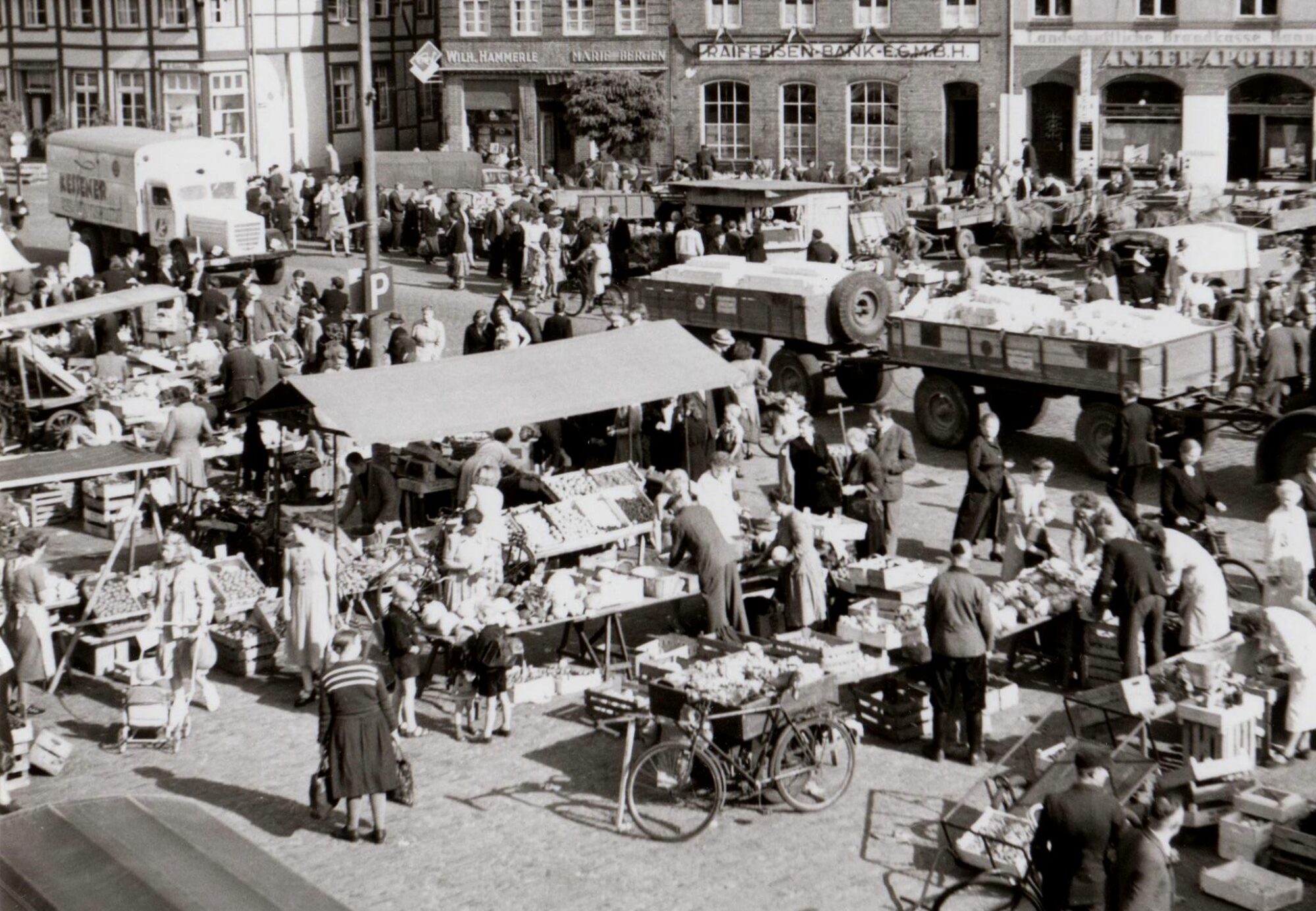 : Ohne Waage geht hier gar nichts: Wochenmarkt auf dem Lingener Marktplatz um 1950.