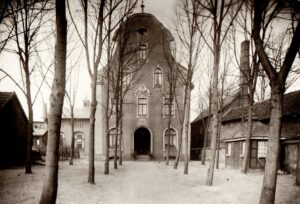 Abb. 10: Das Gesellenhaus mit der vorgelagerten Gartenlaube vom Wagen der Bauhandwerker. Heute befindet sich hier das Bonifatiushospital.