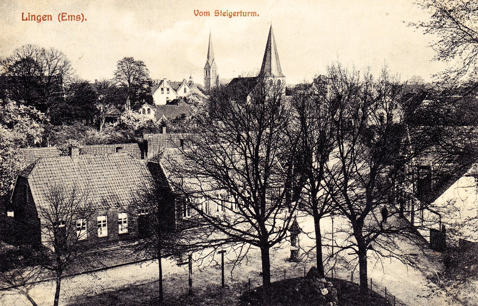 Abb. 2: Blick vom Steigerturm Richtung Stadtmitte. Von der Mühlentorstraße zweigt rechts der Gasthausdamm ab. Unten im Bild das ebenfalls 1899 aufgestellte Bismarckdenkmal.