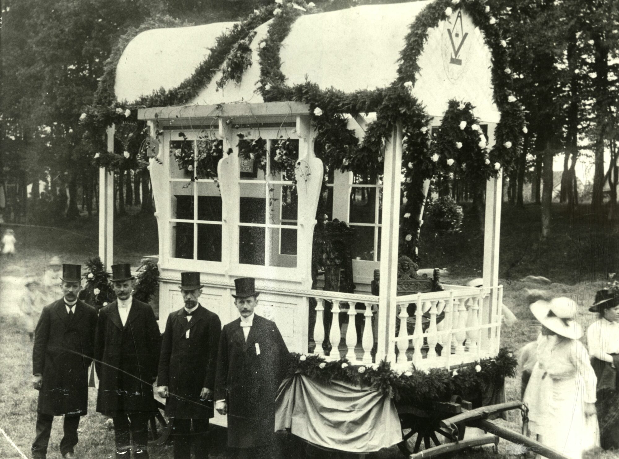 Abb. 3: Der Wagen der Tischler. Der Zweite von rechts ist der Tischler und Bürgervorsteher Josef Terstiege.