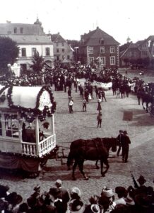 Abb. 6: Im großen Bogen ziehen die Festwagen über den Lingener Marktplatz