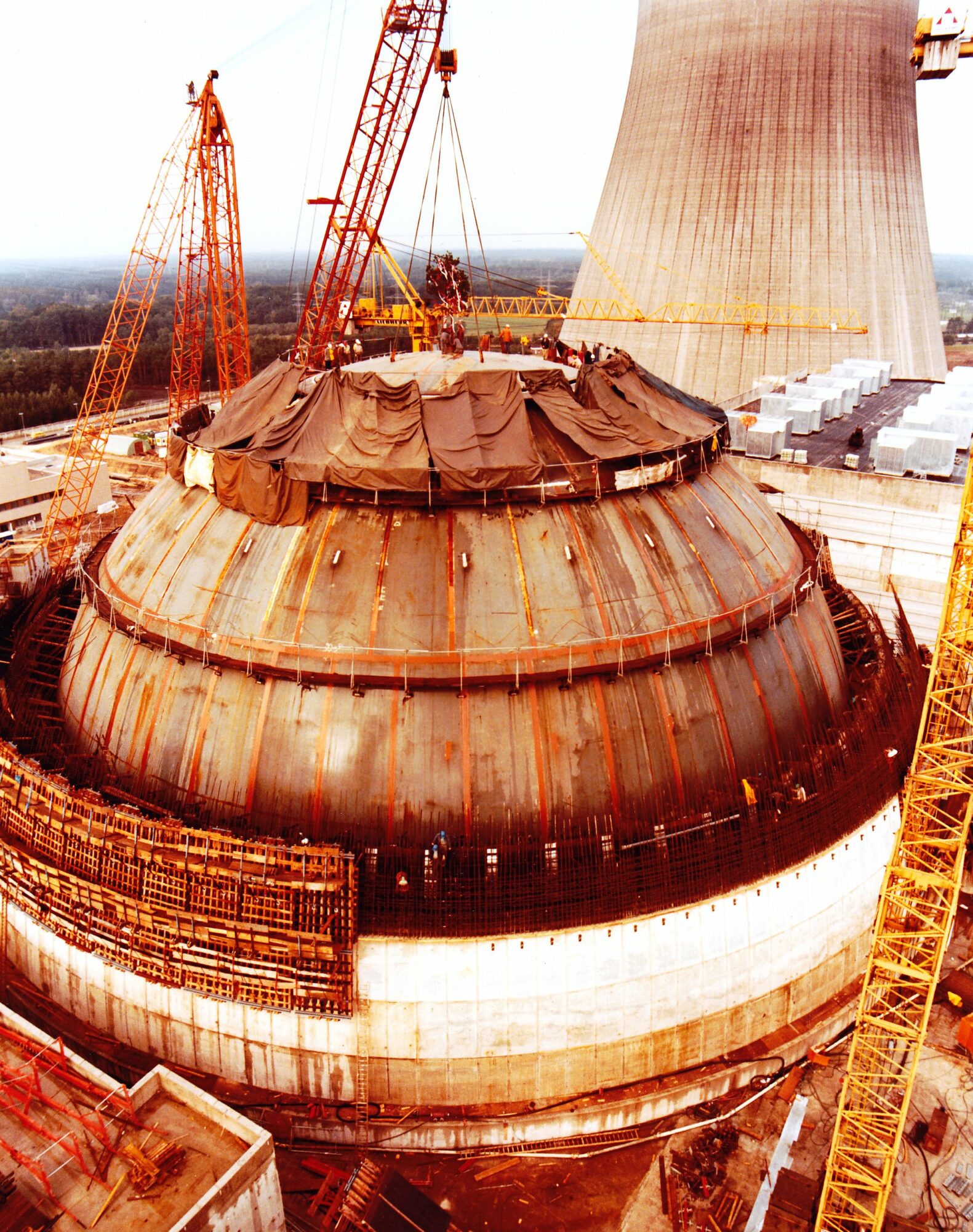 Abb. 3: Die Kuppel des Reaktorgebäudes. Im Hintergrund der Kühlturm. (Stadtarchiv Lingen/ Fotostudio Klimmer)