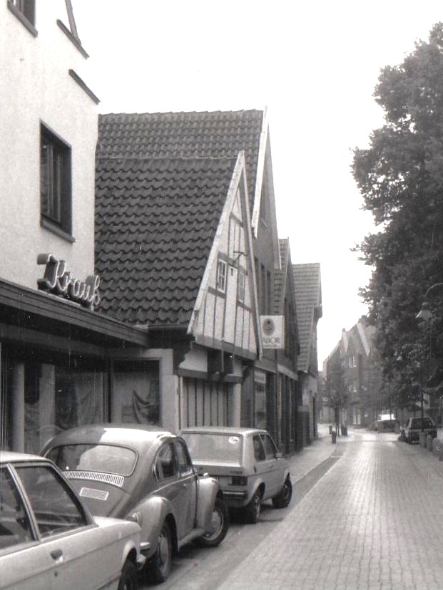 Abb. 3: Blick in die Kirchstraße. In dem Fachwerkhaus (Nr. 6) wohnte einst der Nachbar Hornemann, auf dem Grundstück dahinter (Nr. 8) das Ehepaar Mittelhäuser.