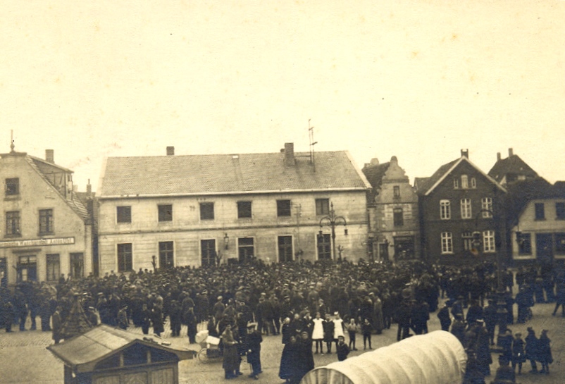 Abb. 2: Demonstration der Eisenbahner am 2. April 1919 vor dem Lingener Stadthaus.