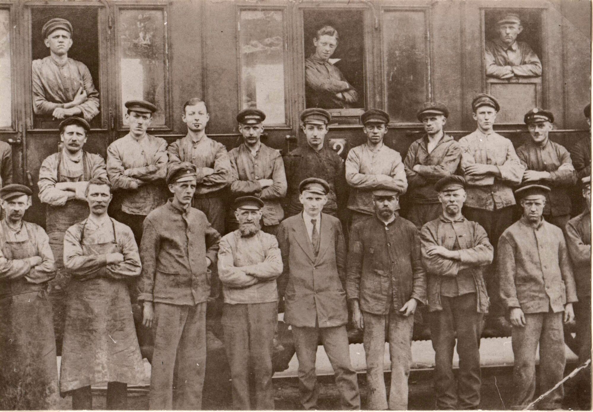 Abb. 3: Arbeiter des Eisenbahnausbesserungswerkes: Gruppenbild im Wagenwerk