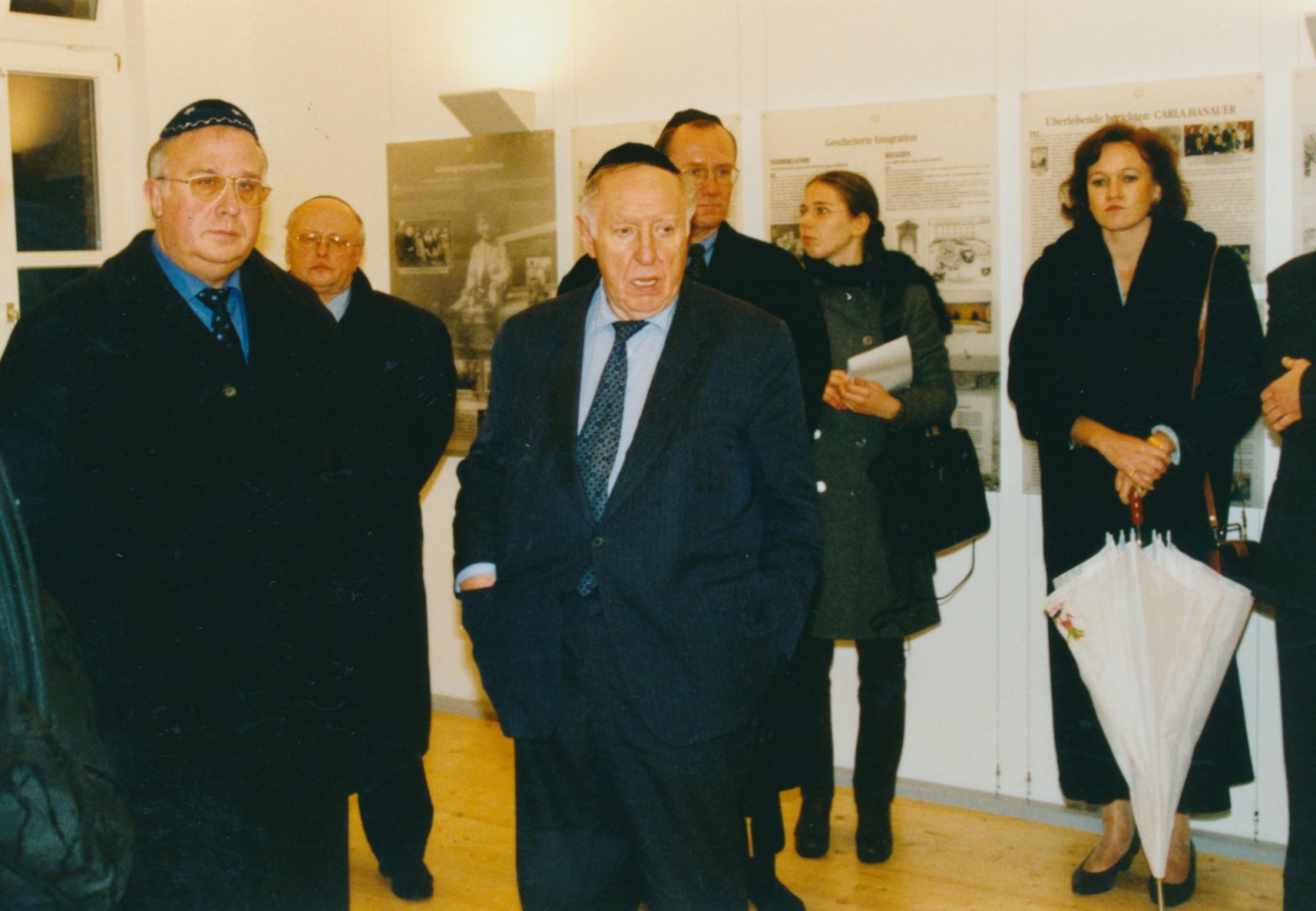Abb. 4: Ignatz Bubis bei der Einweihung des Gedenkortes „Jüdische Schule“ am 8. November 1998.